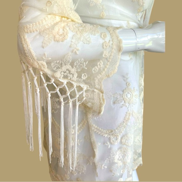 YOU’RE NOT ALONE SHEER CREAM LACE EMBROIDERED FRINGE DUSTER. WOMEN’S SIZE LARGE - Picture 5 of 9